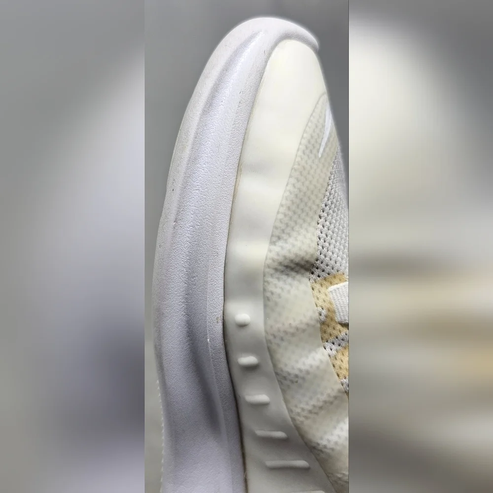 Nike Women's Air Max Axis Triple White Athletic Sneakers SZ 8.5 Style AA2168-100
